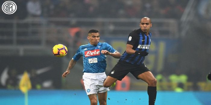 Gelandang Inter Milan, Joao Mario, berduel dengan pemain Napoli, Allan, dalam laga pekan ke-18 Liga 