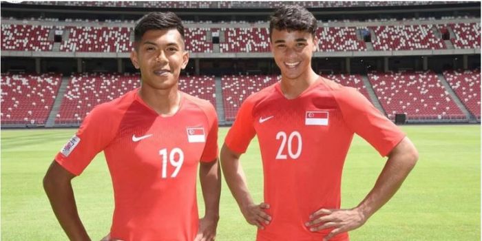 Duo striker timnas Singapura yakni Khairul Amri dan Ikhsan Fandi berpose di Stadion Nasional, Kallan