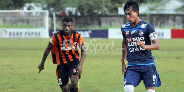 Kapten Arema FC Johan Ahmad Alfarizie lakukan serangan ke pertahanan Perseru dalam laga lanjutan Lig