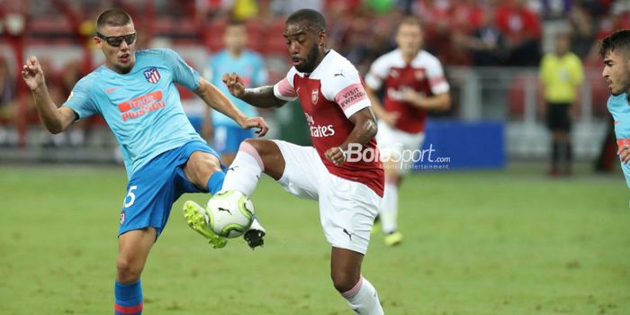 Striker Arsenal, Alexandre Lacazette, berduel pada laga International Champions Cup 2018 melawan Atl