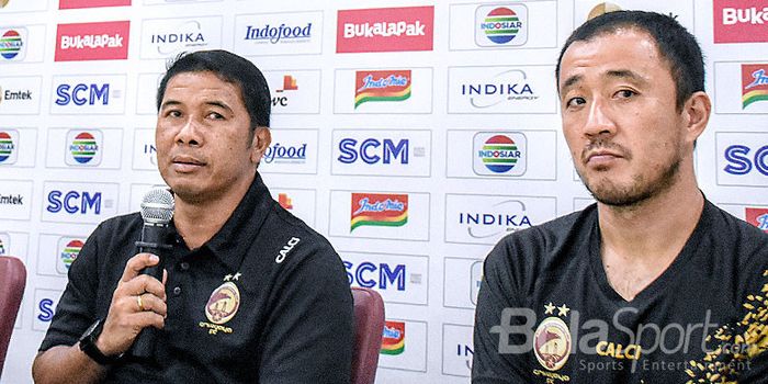 Asisten pelatih Sriwijaya FC, Francis Wawengkang (tengah), didampingi kapten tim, Yu Hyun-koo, berbi