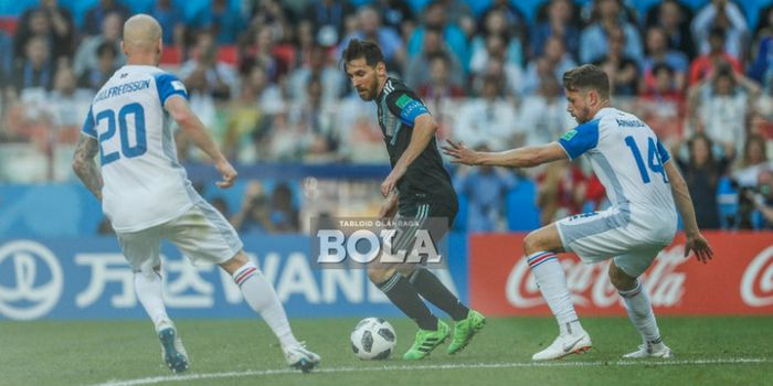  Kapten timnas Argentina, Lionel Messi (tengah), saat dijaga ketat oleh dua pemain Islandia pada laga Piala Dunia 2018.