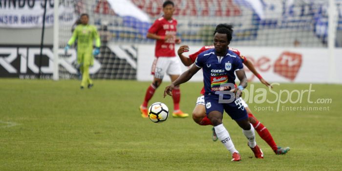 Aksi gelandang PSIS Semarang, Ibrahim Conteh saat timnya menjamu Bali United pada pekan kedua Liga