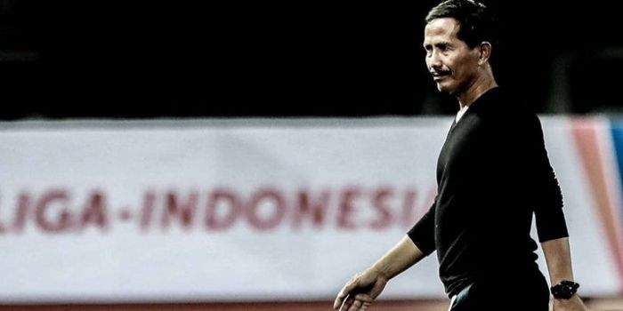  Wajah tegang mantan pelatih PSMS Medan, Djadjang Nurdjaman saat mendampingi timnya melawan Kalteng Putra.