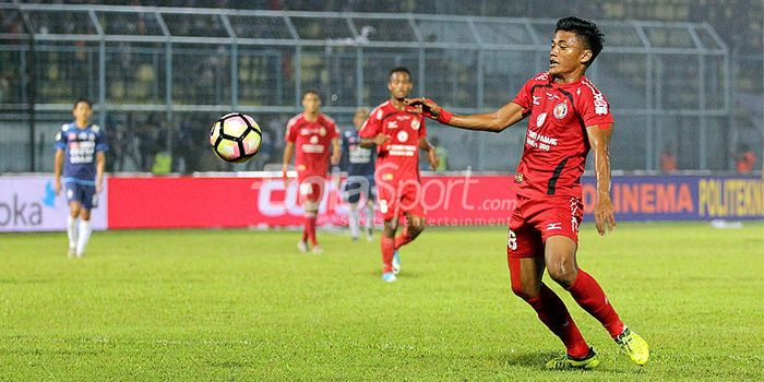 Gelandang Semen Padang, Irsyad Maulana, saat tampil melawan Arema FC pada pekan ke-32 Liga 1 di Stad