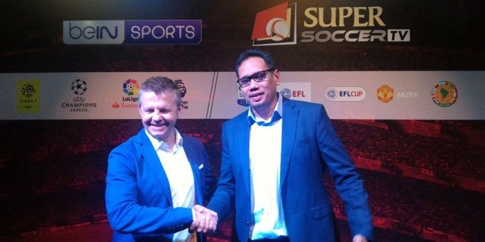 Business Development Director of Super Soccer TV, Mirwan Suwarso (kanan), berjabat tangan dengan Man
