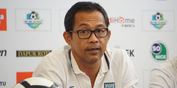 Pelatih Persela Lamongan, Aji Santoso, dalam sesi konferensi pers pada Sabtu (28/4/2018).