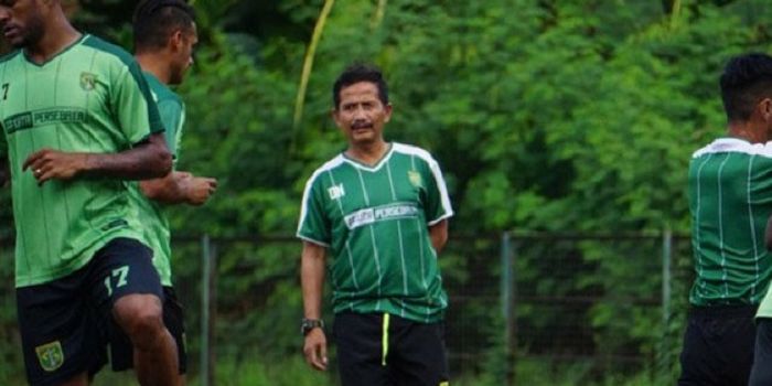 Djadjang Nurjaman memimpin latihan Persebaya di lapangan Karanggayam, Surabaya, Rabu (5/9/2018)
