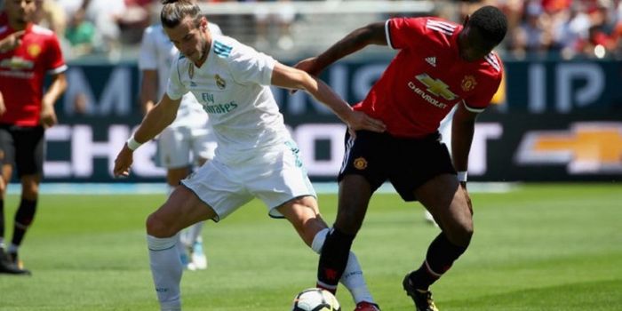 Timothy Fosu-Mensah berebut bola dengan Gareth Bale saat Manchester United lakoni laga uji coba mela