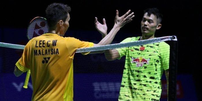 Pebulu tangkis China, Lin Dan (kanan), bersalaman dengan pemain Malaysia, Lee Chong Wei.