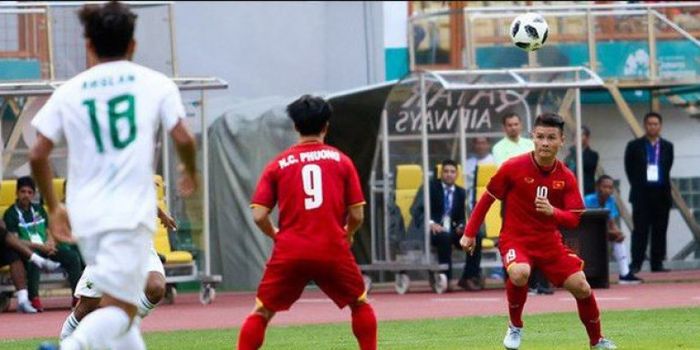 Pemain timnas U-23 Vietnam, Nguyen Cong Phuong dan Nguyen Quang Hai saat bertanding melawan Pakistan