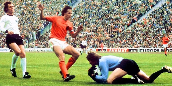  Johan Cruyff (oranye) berduel dengan Sepp Maier saat Belanda melawan Jerman Barat pada partai final