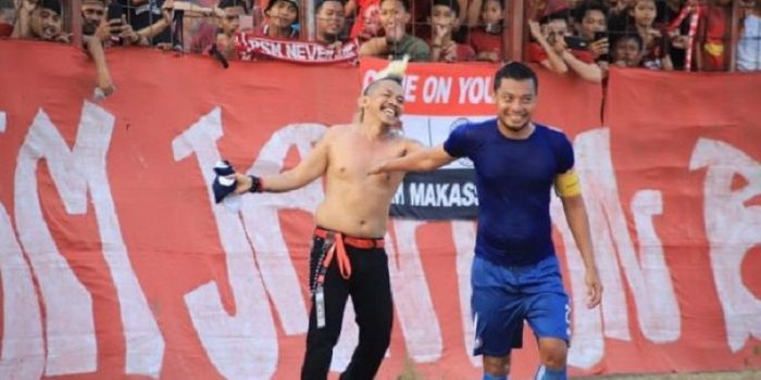 Bek Arema FC, Hamka Hamzah memberikan sebuah jersey untuk pentolan suporter PSM Makassar.
