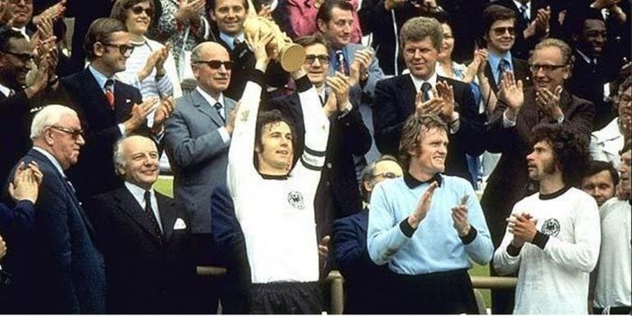 Kapten Jerman Barat, Franz Beckenbauer, mengangkat trofi Piala Dunia, 7 Juli 1974, di Munich, Jerman