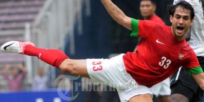 Tonnie Cusell saat membela timnas Indonesia pada Piala AFF 2012.
