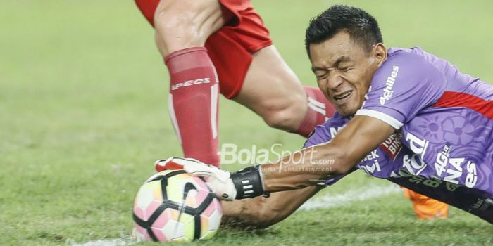 Kiper Bali United, Wawan Hendrawan, mengamankan bola pada laga final Piala Presiden 2018.