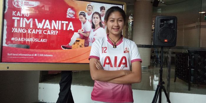 Gelandang timnas Indonesia, Zahra Muzdalifah, saat menghadiri acara AIA Championship for Women di ka