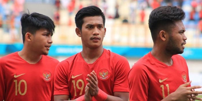 Bek Persib Bandung, Indra Mustafa (tengah) saat membela timnas U-19 Indonesia.