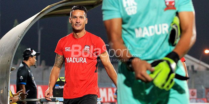 Gelandang Madura United, Raphael Maitimo, saat melakukan pemanasan menjelang laga pekan ke-12 Liga 1