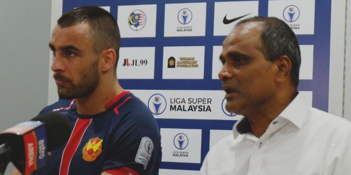 Pelatih Selangor FA, P Maniam (kanan) dalam sesi jumpa pers seusai laga kontra tuan rumah Kuala Lump
