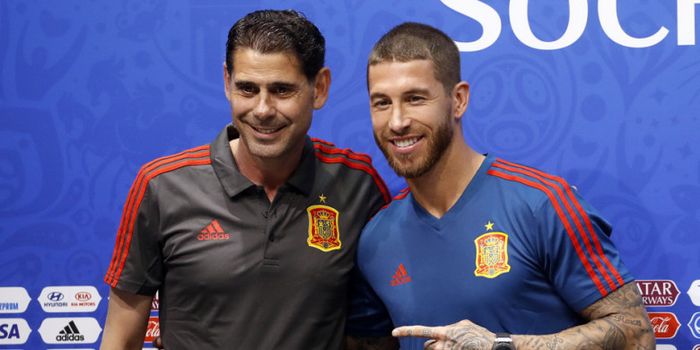 Pelatih timnas Spanyol, Fernando Hierro (kiri) bersama kapten Sergio Ramos dalam jumpa pers di Fisht