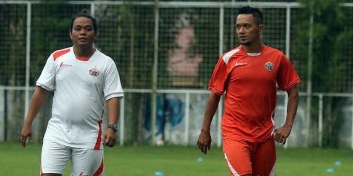 Striker Persija, Rahmat Affandi (kanan) dan fisioterapis Yanizar Lubis saat latihan terpisah dengan 