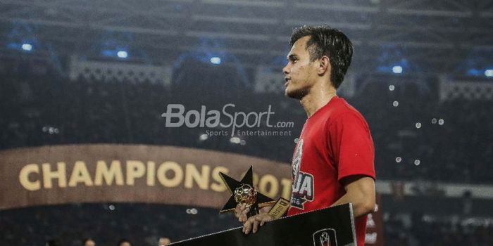 Bek kiri Persija Jakarta, Rezaldi Hehanusa, berpose dengan trofi Pemain Muda Terbaik Piala Presiden 