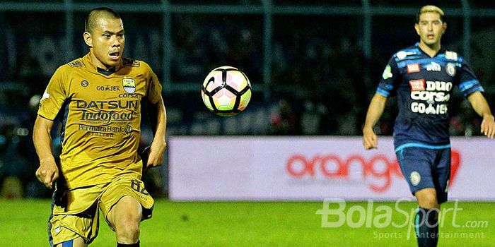  Aksi penyerang Persib Bandung,  Tantan,  saat tampil melawan Arema FC dalam laga pekan ke-19 Liga 1