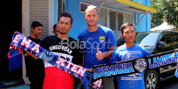Gelandang Persib Bandung, Raphael Maitimo, berpose dengan pendukung Arema FC, Aremania, seusai konfr
