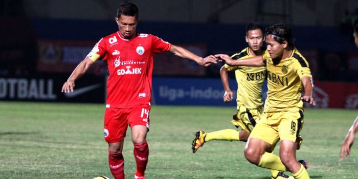   Kapten Persija Jakarta Ismed Sofyan dikakawal gelandang Bhayangkara FC Adam Alis di Stadion Sultan