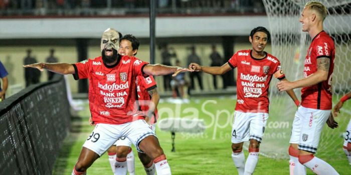   Penyerang Bali United, Sylvano Comvalius, merayakan golnya seusai membobol gawang Sriwijaya FC.