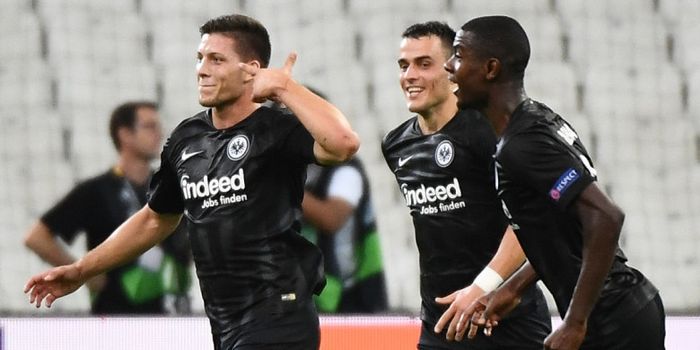 Striker Eintracht Frankfurt, Luka Jovic (kiri), merayakan gol yang dicetaknya dalam laga Liga Europa