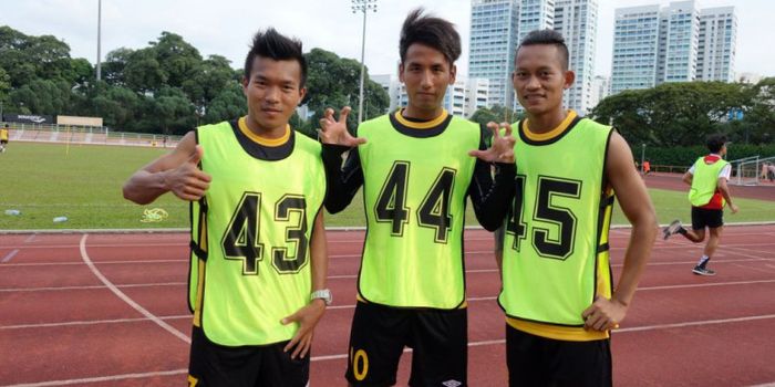 Trio pemain Myanmar: Aung Kyaw Naing, Nanda Lin Kyaw Chit, dan Kyaw Zayar Win (kiri ke kanan) saat m