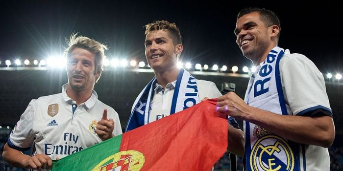 Tiga pemain Real Madrid asal Portugal, Fabio Coentrao, Cristiano Ronaldo, dan Pepe, berpose memegang
