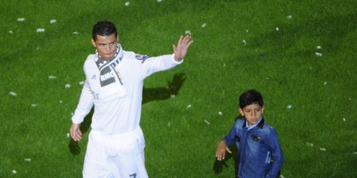 Cristiano Ronaldo membawa anaknya, Cristiano Ronaldo Jr, saat perayaan Real Madrid menjuarai final L