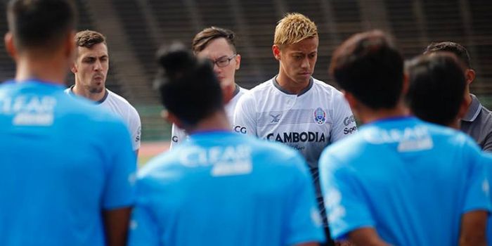 Pemain Melbourne Victory asal Jepang sekaligus Pelatih Kepala Timnas Kamboja, Keisuke Honda saat mem