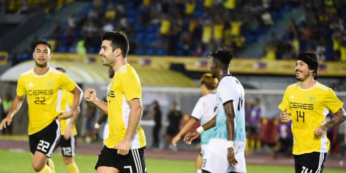 Suka cita pemain Ceres-Negros, Bienvenido Maranon (depan) seusai mencetak gol ke gawang Yangoon United