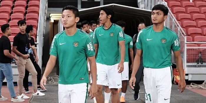 Pemain Timnas U-23 Indonesia, Syahrian Abimanyu, Rachmat Irianto, dan Hanif Sjahbandi memasuki Stadion
