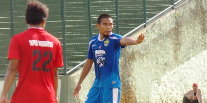 Aksi Wildansyah (biru) saat tampil dalam pertandingan Persib Bandung.