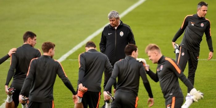 Pelatih Shakhtar Donetsk, Mircea Lucescu (tengah), memimpin sesi latihan anak buahnya menjelang duel