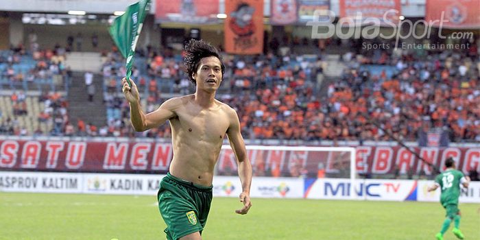  Striker Persebaya Surabaya, Rishadi Fauzi, melakukan selebrasi seusai mencetak gol ke gawang Borneo