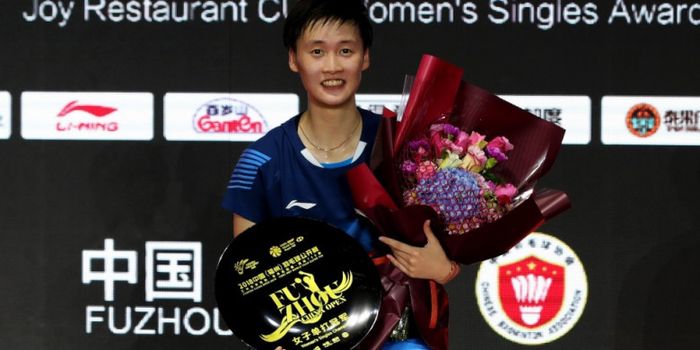 Tunggal putri China, Chen Yufei, tersenyum bahagia di podium Fuzhou China Open 2018 usai menang atas