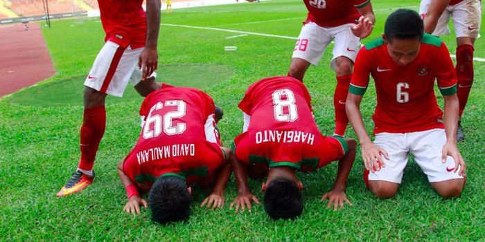 Trio timnas U-22 Indonesia, Septian David Maulana bersama Hargianto dan Evan Dimas merayakan gol.