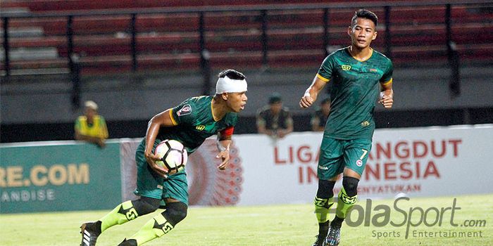 Kapten PS TNI, Manahati Lestusen mengambil bola setelah mencetak gol balasan ke gawang Perseru Serui