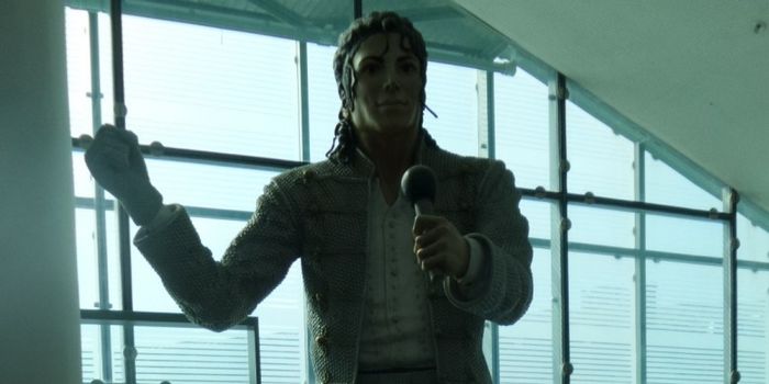 Patung Michael Jackson terpampang di National Football Museum, Manchester, Inggris, pada Minggu (7/5