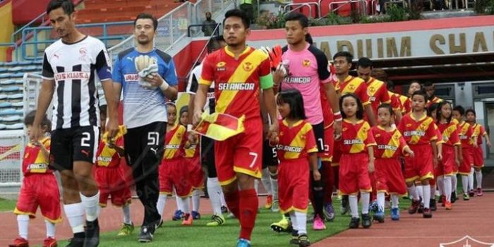 Winger Andik Vermansah (8) dengan ban kapten Selangor FA di lengan kirinya memimpin skuat Gergasi Me