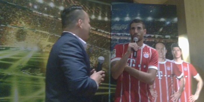 Pemain bertahan Bayern Muenchen, Javi Martinez (kanan), menjalani acara Meet and Greet di Media Bar,