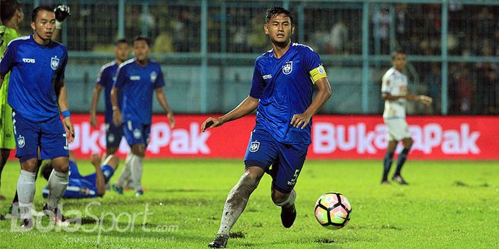   Aksi bek PSIS Semarang, Haudi Abdillah, saat mengontrol bola dalam laga kedua Grup E Piala Preside