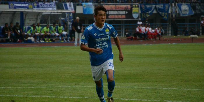 Gelandang Persib Bandung asal Republik Korea, Oh Inkyun saat melawan Arema di Stadion Gelora Bandung