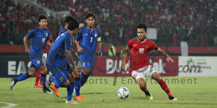 Aksi penyerang timnas U-16, Brylian Aldama saat mencoba melewati para pemain timnas U-16 Thailand pa